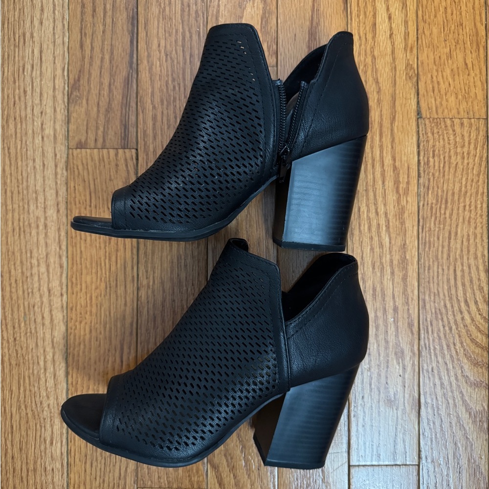Black Heeled Boots with Chunky Heel and Mesh Texture